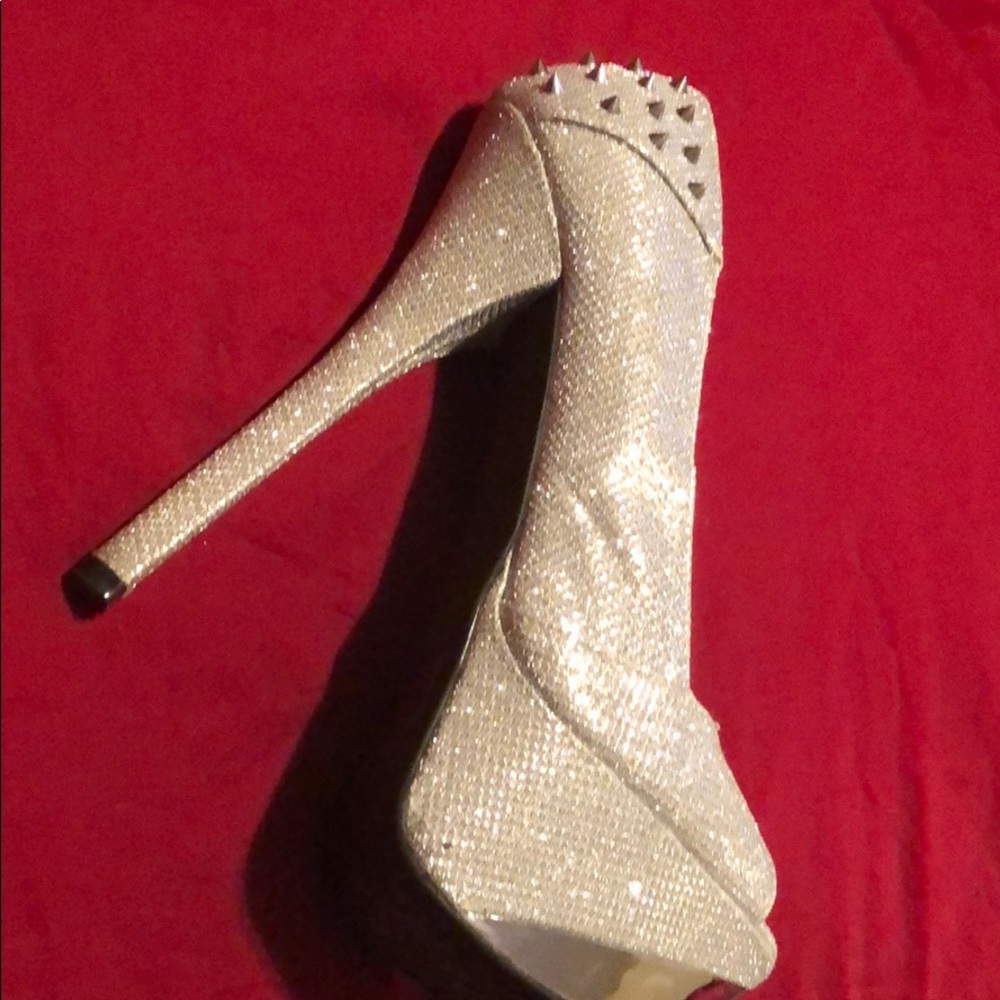 Silver Heels - Picture 2 of 3